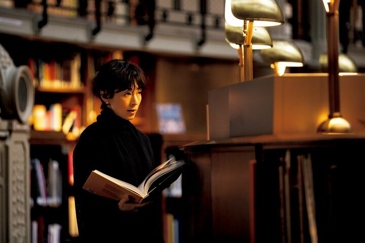 フランス国立図書館 リシュリュー館のなかの俳優の鈴木保奈美さん