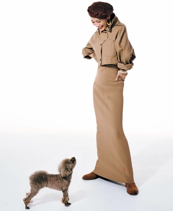 愛犬“なちゅ”と見つめ合うモデルの大政 絢さん