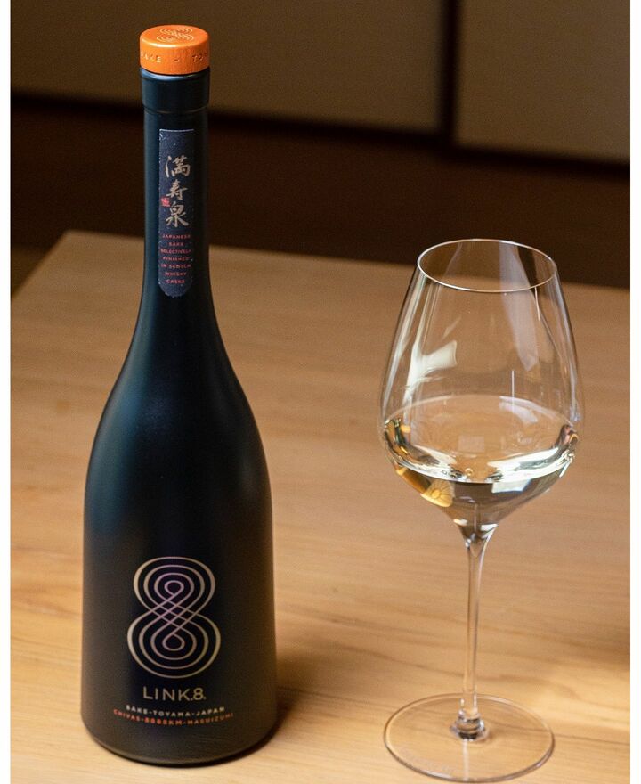 『シーバスリーガル』と、富山・桝田酒造店の銘酒『満寿泉』のコラボレーションにより生まれた、ラグジュアリーな日本酒『リンク8』