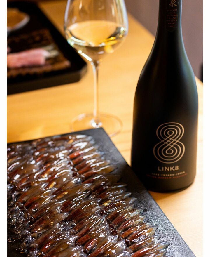 『シーバスリーガル』と、富山・桝田酒造店の銘酒『満寿泉』のコラボレーションにより生まれた、ラグジュアリーな日本酒『リンク8』