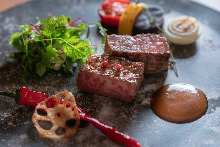 スタンダードコースより料理の一例、「相州牛の炭火焼」。
