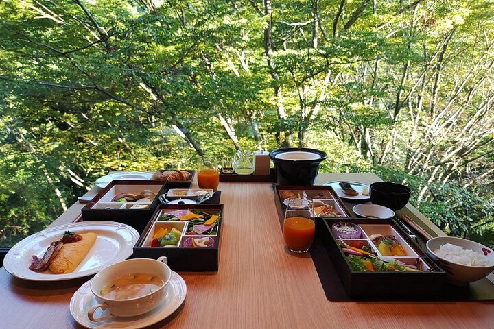 朝食イメージ。洋食(左)と和食(右)。