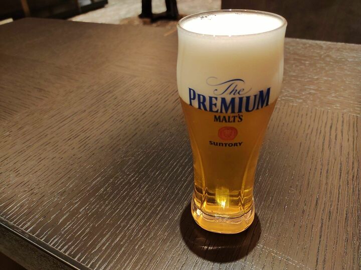 チェックイン後に、生ビールで一息。