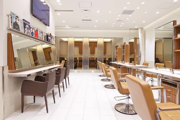 サロンはJR新宿駅直結のNEWoMAN新宿内に。カットに主軸をおく実力派大手サロンPEEK-A-BOOの中でも、技術力+アットホームな雰囲気で人気。
