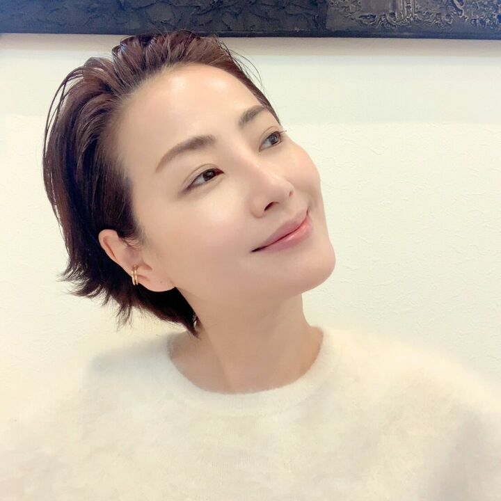 潤い満ち溢れ、なめらかな艶肌の真樹麗子さんのケアを公開!