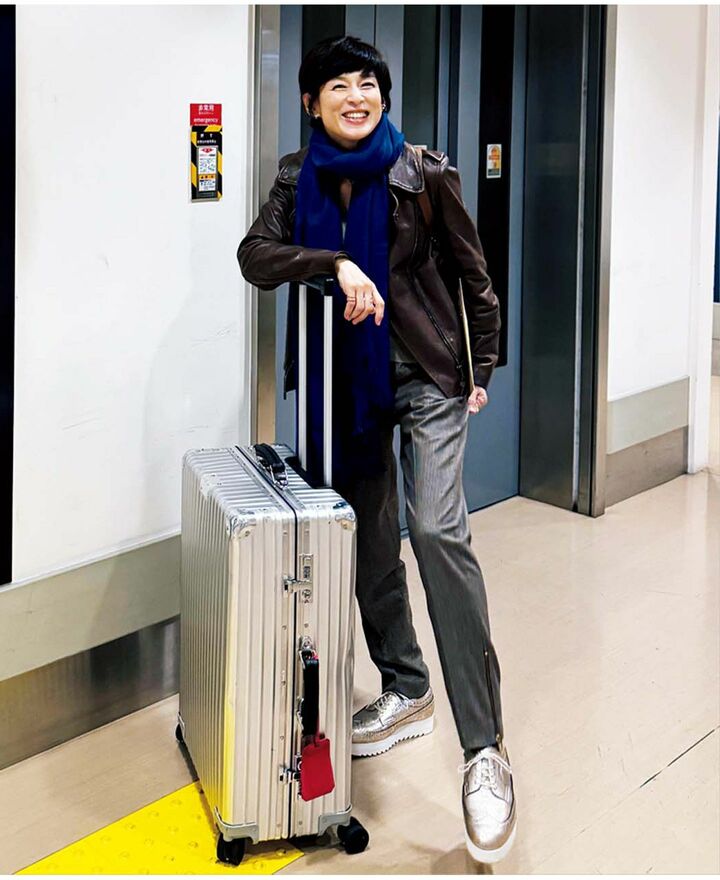 空港スタイルの鈴木保奈美さん