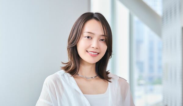 40代に似合う【美人度際立つくびれミディアム】ボリュームを程よく抑えつつ、動きも抜け感も出した今どきスタイル